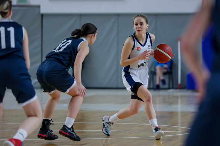 Поединок между женскими командами клуба